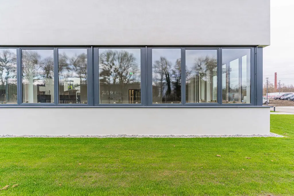 Detailaufnahme einer Gewerbebau-Fassade, weiß, mit StoSignature-Putz beschichtet