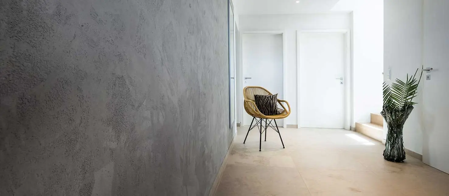 Innenaufnahme, Flur mit Stuhl und Vase, Wand mit dem ökologischen Dekorspachtel StoCalce Fondo 