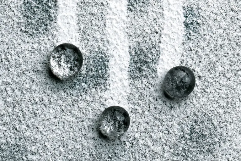 Aufnahme Abperltest nach Lotusan-Anstrich Wassertropfen