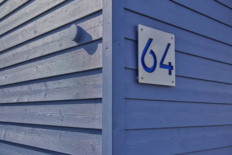 Detailaufnahme blaue Holzfassade, beschichtet mit StoColor Dryonic Wood