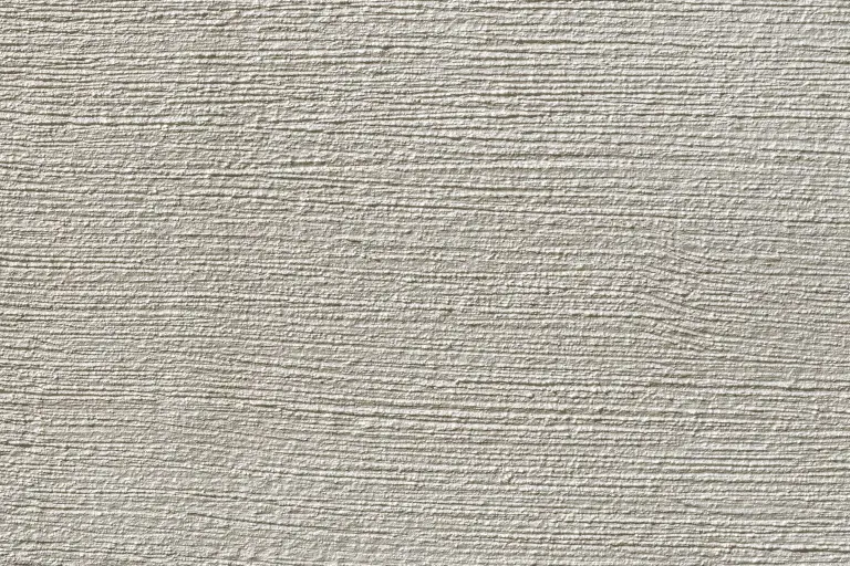 Metallische grau-braune Oberfläche, beschichtet mit der bionischen Farbe StoColor Dryonic® M