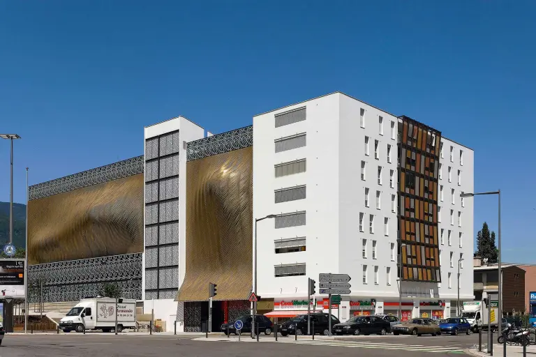 Außenaufnahme "Le Catane" Parkhaus + Sozialwohnungen iin Frankreich, Fassade mit StoColor Photosan beschichtet