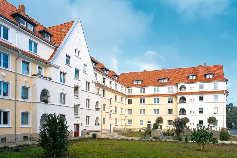 Außenaufnahme einer Mehrfamilienwohnhausanlage in Hildesheim, Fassade mit StoColor Photosan beschichtet