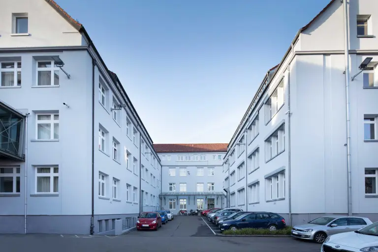 Außenaufnahme der Staatsanwaltschaft in Stuttgart, Fassade beschichtet mit StoColor Photosan