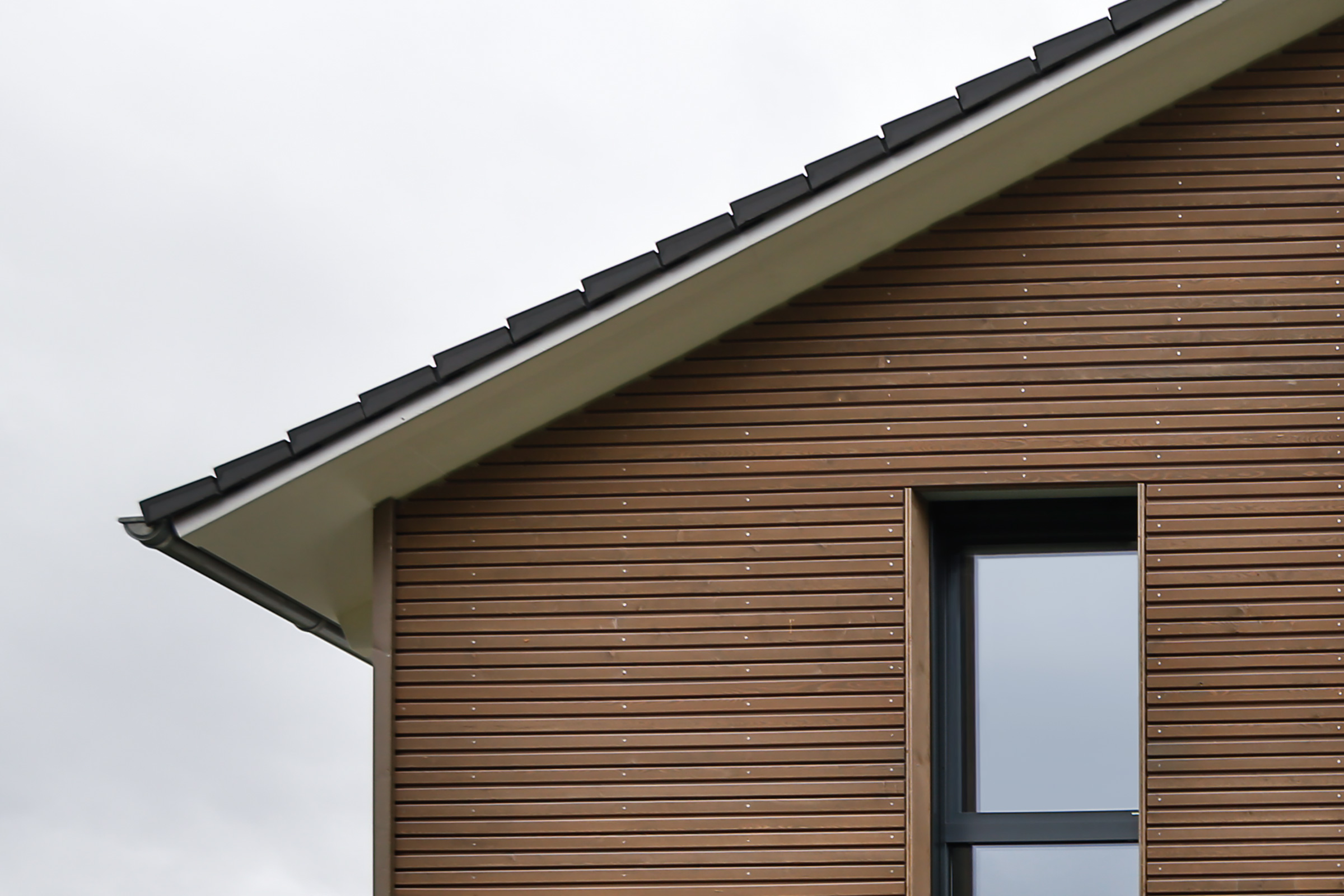 Gebäude mit Holzverkleidung, Systembroschüre