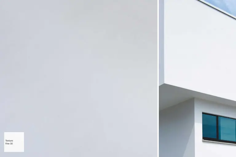 Weiße Putzfassade mit Detailansicht daneben, beschichtet mit StoSignature Putztextur auf WDVS von Sto