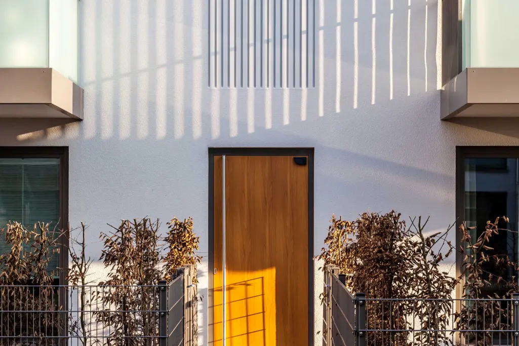 Eingangsbereich Wohnneubau, mit Sto WDVS gedämmte und gestaltete Fassade
