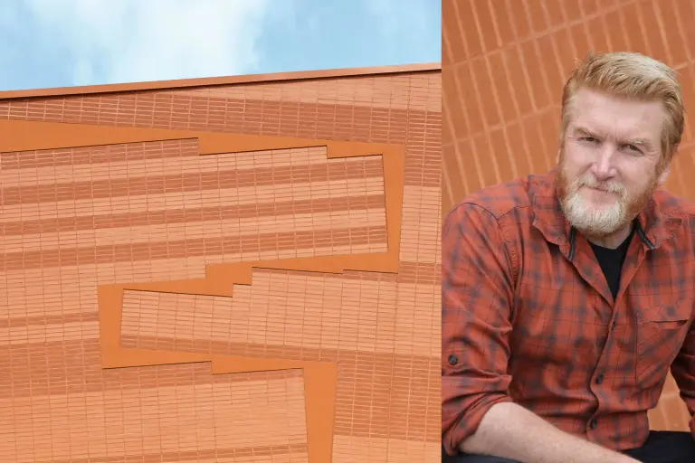 Markante StoBrick Klinkerfassade in Rot, mit Architekt rechts daneben