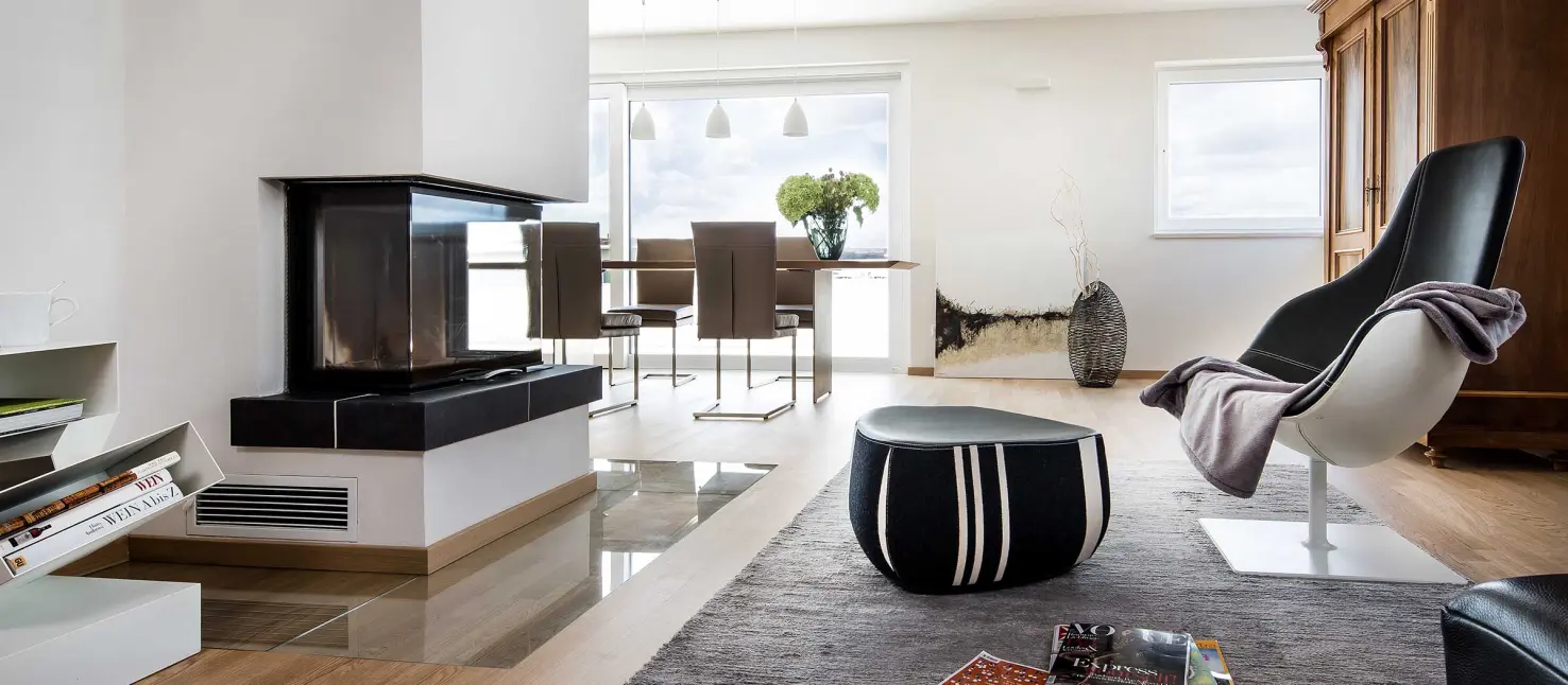 Raumklima verbessern mit ökologischem Spachtel StoCalce, Wohnzimmer mit Kamin.