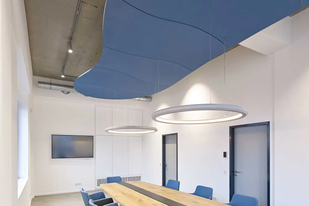 Akustik, Raumklima und schöne Optik vereint. StoSilent Modular im Konferenzraum.