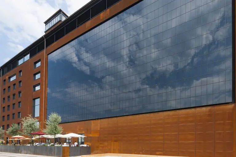 PV-Fassade des Rhein-Kai-Speichers in Mannheim