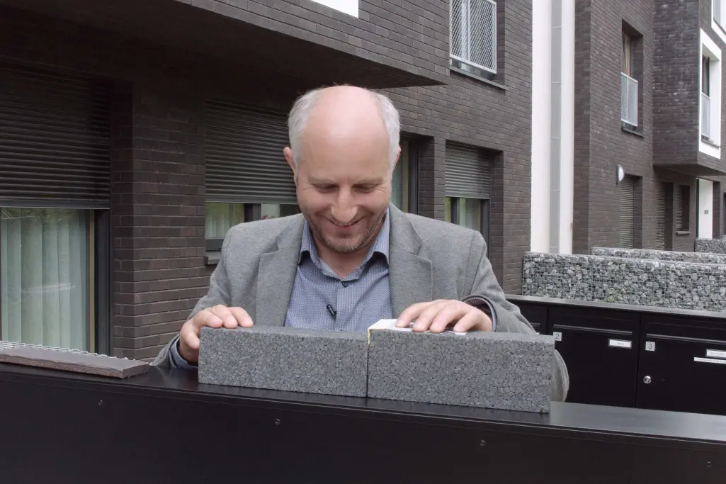Fachhandwerker vor gedämmter Sto-Fassade mit StoBrick Klinker
