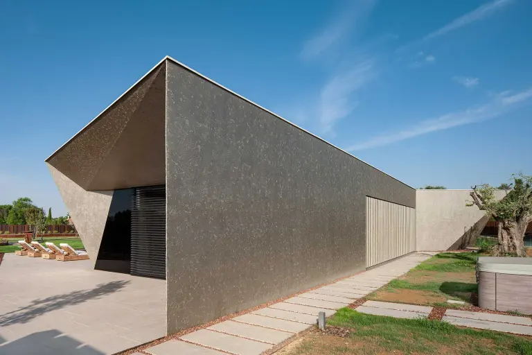 Außenaufnahme Passivhaus, graue Fassade, gestaltet mit Sto-WDVS und Beschichtungen 