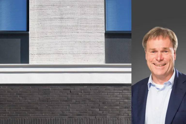 Materialvielfalt an der Fassade: Putz, Klinker, plastsiche Fassadenelemente und Fassadenfarbe von Sto