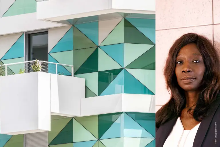 Glasfassade gestaltet mit VHF StoVentec Glass, daneben Architektin