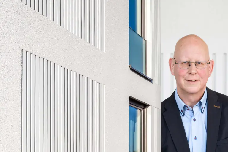 Fassade Wohnbau mit plastischen Fassadenelementen von Sto, daneben Bauleiter