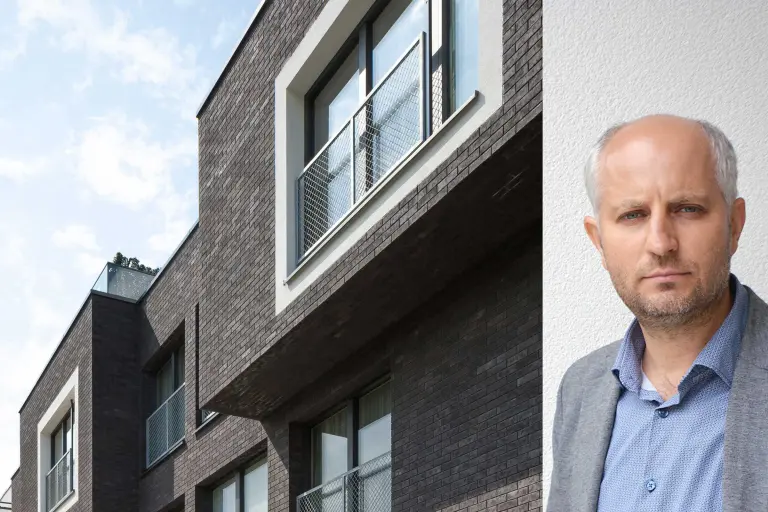 Gedämmte Klinkerfassade Wohnneubau mit StoBrick Klinker und Putz, daneben Fachhandwerker