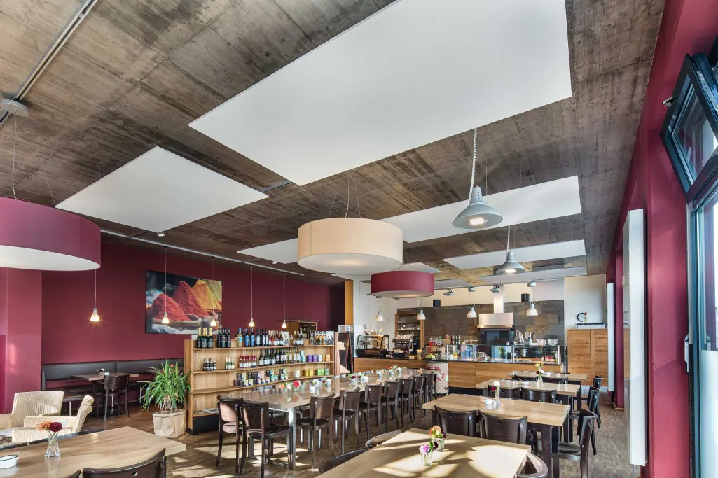 Innenaufnahme eines Bistros, Raumakustik verbessern mit Deckensegel StoSilent Modular