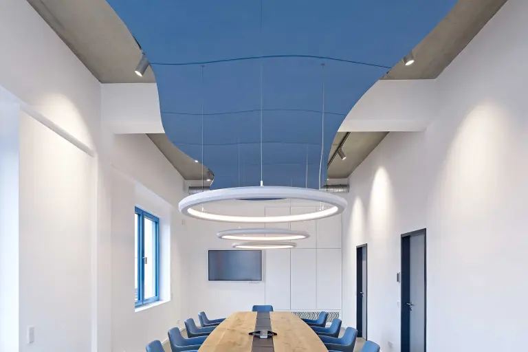 Innenaufnahme Konferenzraum, blaue Deckensegel StoSilent Modular