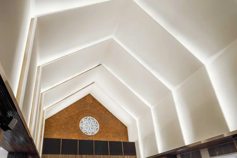 Die Decke einer Halle – mit den Systemen von Sto wurde die Raumakustik verbessert