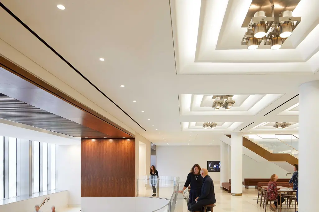 Royal Opera House, beige StoSilent Distance Decke, Abgehängte Akustiksysteme verbessern Raumakustik