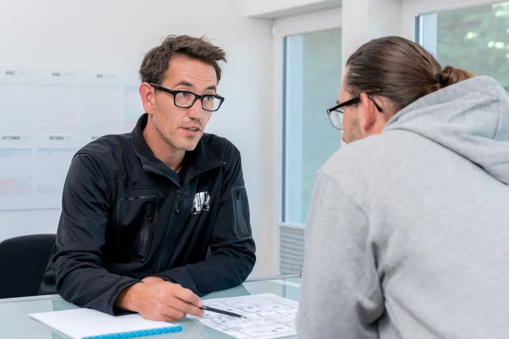 Foto: Geschäftsführer Martin Hodler (links) spricht mit Vorarbeiter Markus Grossenbacher (rechts)
