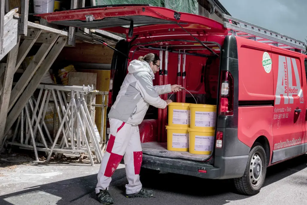 Vorarbeiter Markus Grossenbacher holt Eimer StoArmat Classic HD aus dem Lieferauto