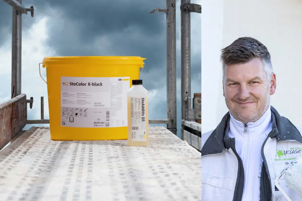 Bildkomposition: links gelber Eimer mit StoAdditiv QS auf Gerüst, rechts Portrait Thomas Kugler 