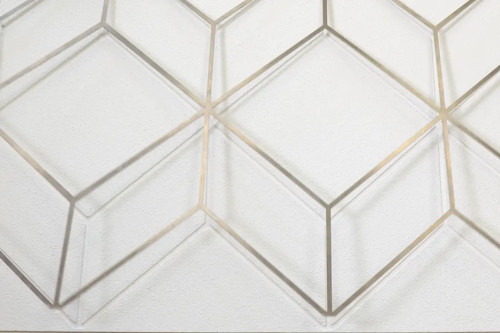 Die Putzfassade des Sporthaus Schuster wurde mit Hilfe einer Schablone angebracht