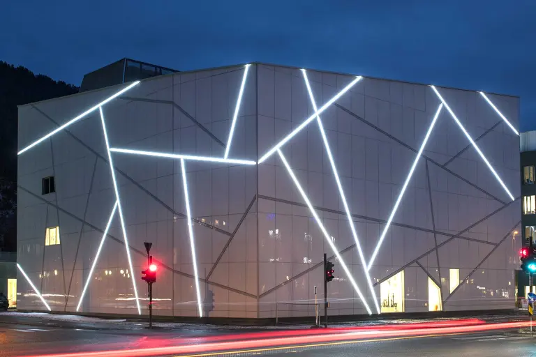 Vorgehängte hinterlüftete Glasfassade StoVenteg Glass am Kunstmuseum, Nachtaufnahme 