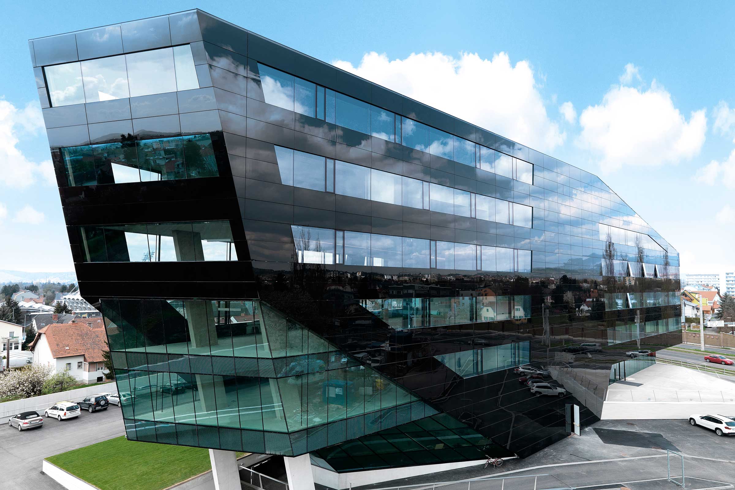 Glasfassade Haus: Bürogebäude mit schwarzer Fassade aus Glas von Sto