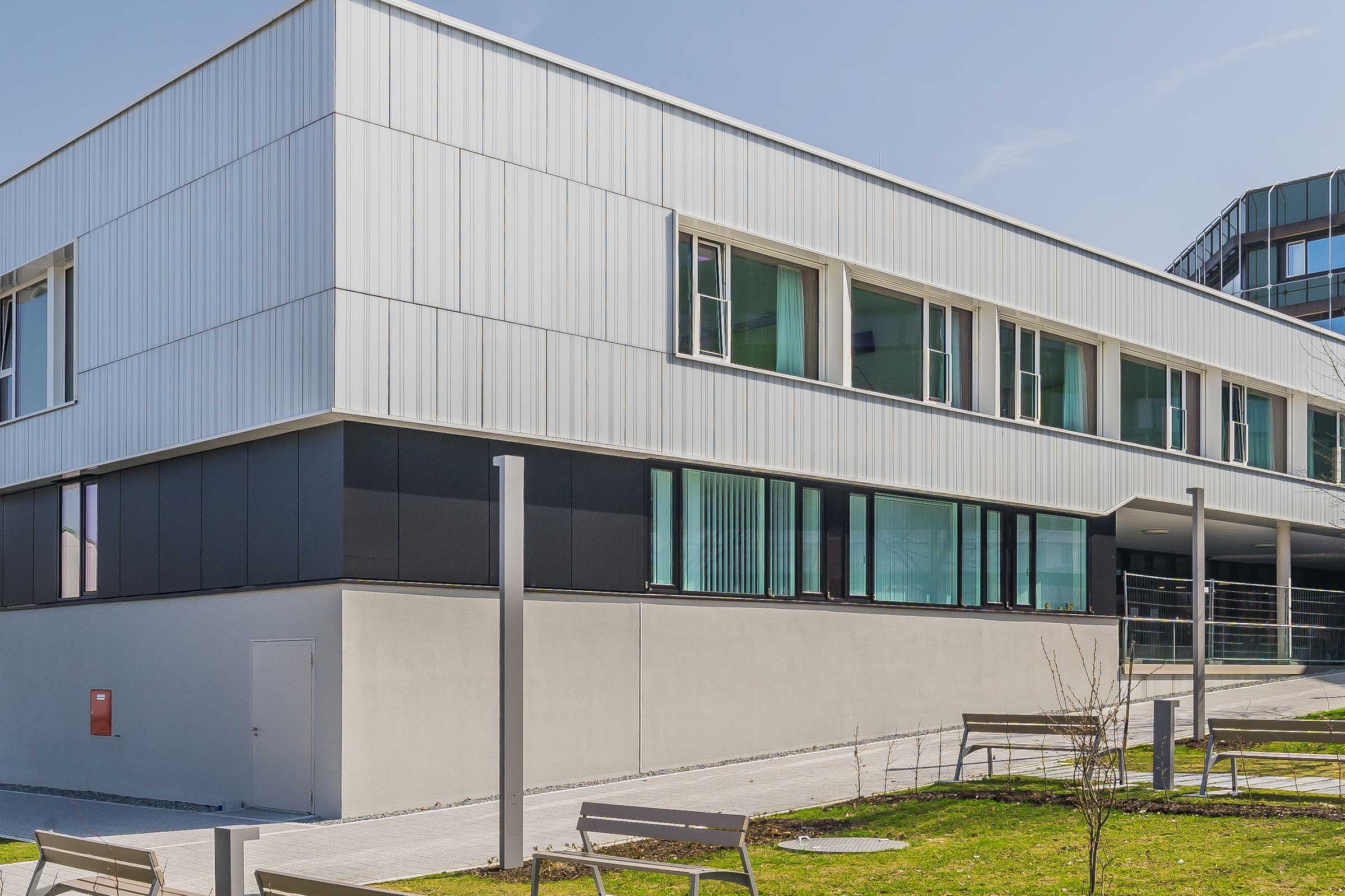 Fassade aus Glas, StoVentec Glasfassade an einem Krankenhaus