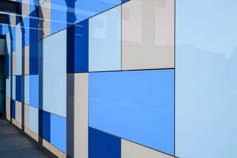 Glasfassade Details: Closeup einer Fassade aus Glas in Blautönen