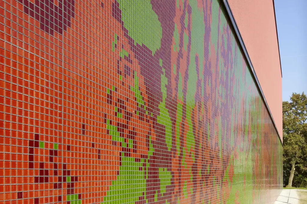 Glasfasmosaik-Fliesen: Sporthalle mit Glasmosaik-Fassade von Sto, Glasmosaike in Rot- und Grüntönen