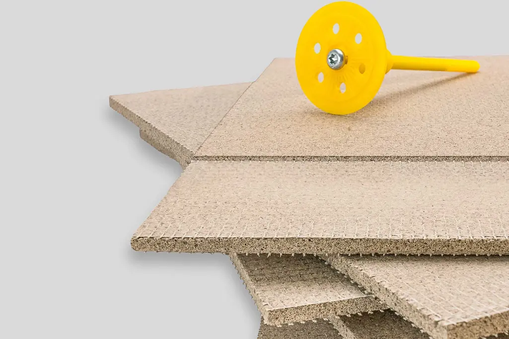 Trägerplatten gestapelt, mit Dübel. Putzträgerplatte StoCarrier Reno für robuste Putzfassaden