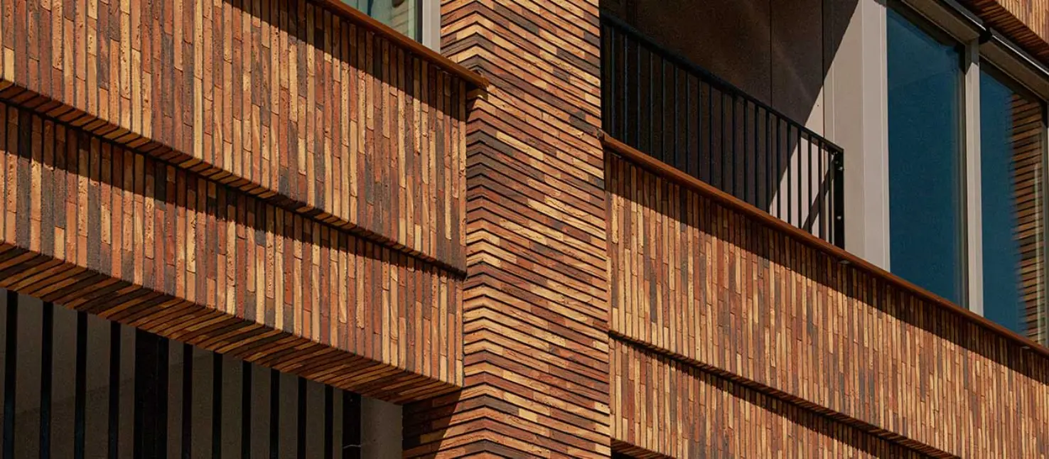 Detailaufnahme einer gedämmten Fassade, gestaltet mit Sto-Fachverblendern in Braun: StoCleyer B