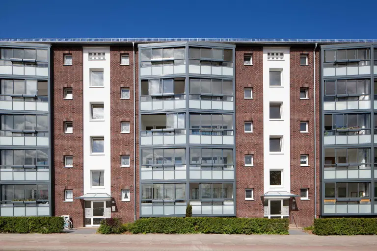Außenaufnahme eines Mehrfamilienhauses, gedämmte Klinkerfassade, bekleidet mit Flachverblendern von Sto