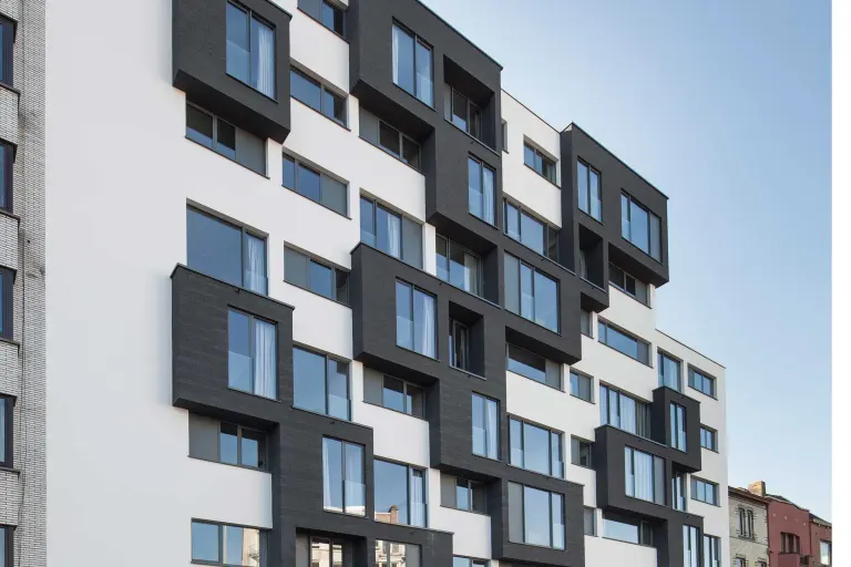 Außenaufnahme eines Wohnheims, anthrazit-weiße gedämmte Fassade, bekleidet mit Flachverblendern von Sto