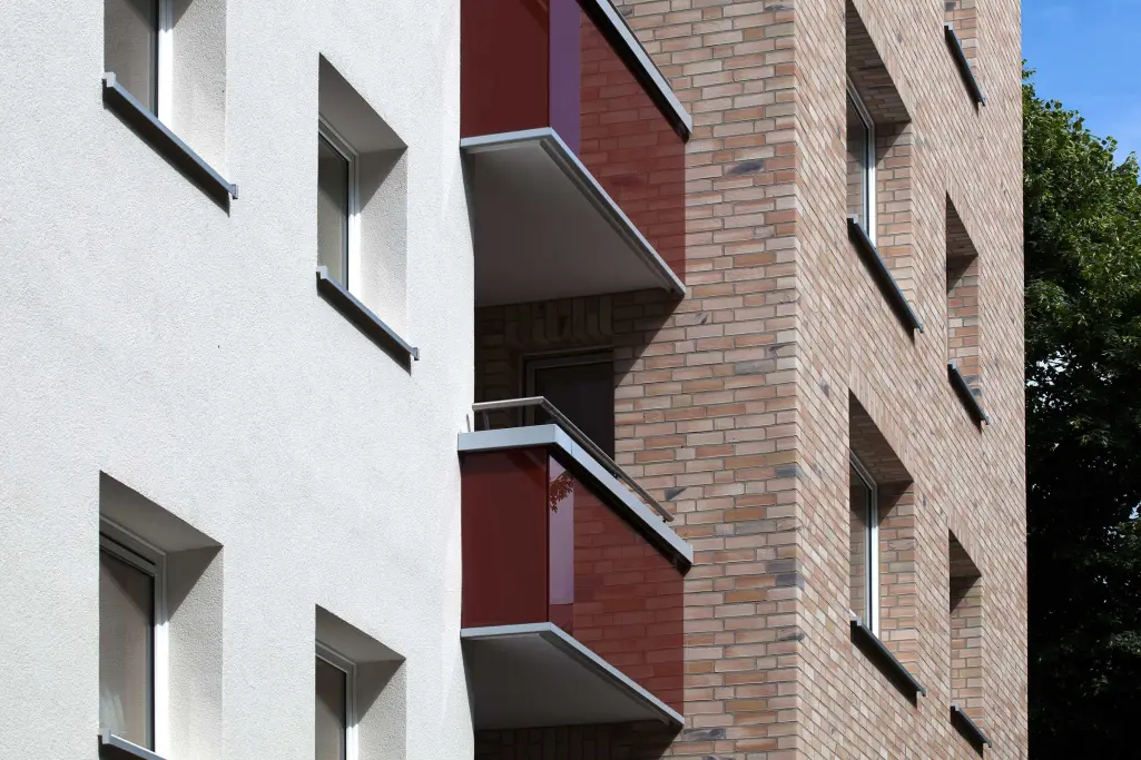 Detailaufnahme gedämmte Klinker-Putzfassade, bekleidet mit Flachverblendern von Sto