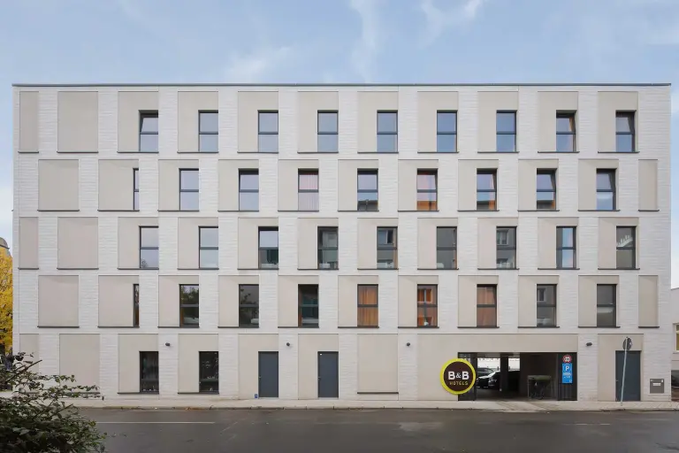 Außenaufnahme eines B&B-Hotels in Magdeburg, gedämmte, naturfarbene Fassade mit StoBrick Klinker