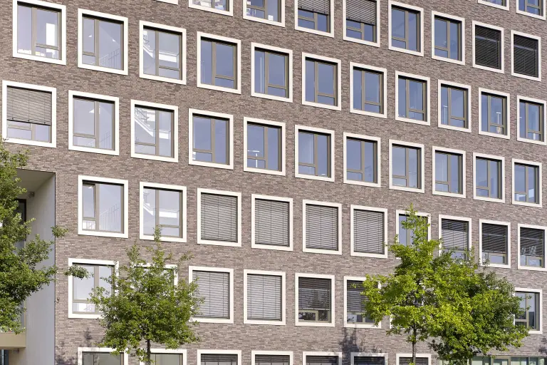 Außenaufnahme eines Bürogebäudes, braune Klinkerfassade mit Fenstern, gedämmt, mit StoBrick Klinkerriemchen bekleidet