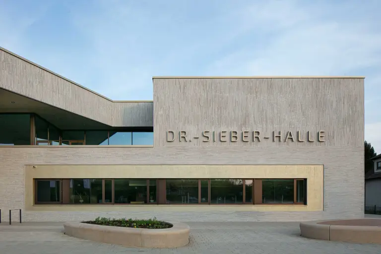 Außenaufnahme Dr.-Sieber-Halle, Sinsheim, DE, beige StoBrick Klinkerfassade auf WDVS
