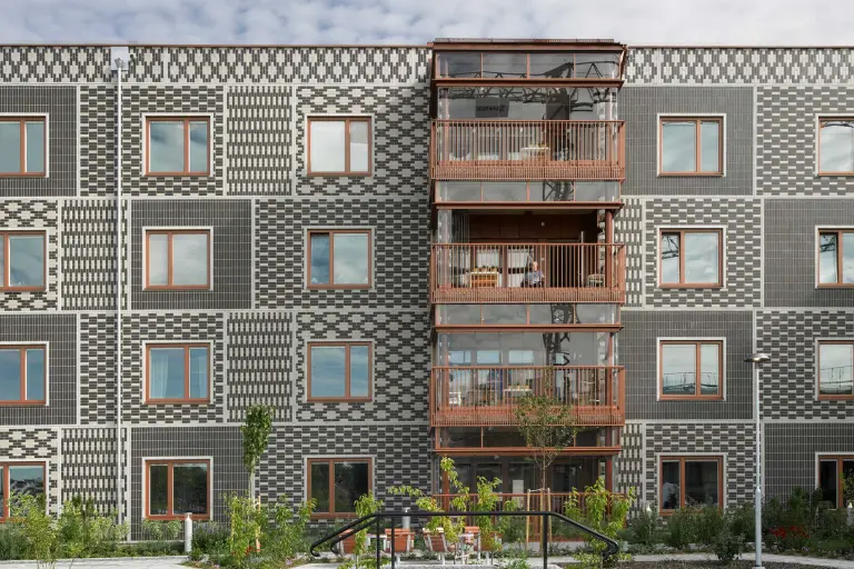 Außenaufnahme eines Alten- und Pflegeheims, schwarz-weiße Klinkerfassade, StoBrick Klinker