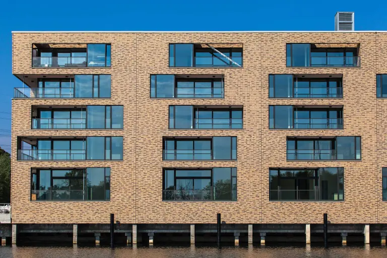 Außenaufnahme Mehrfamilienhaus, gedämmte Klinkerfassade in Brauntönen, StoBrick Klinker