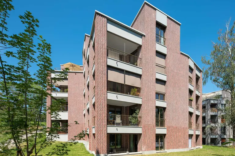 Außenaufnahme eines Mehrfamilienhauses, gedämmte, rote Klinkerfassade mit StoBrick