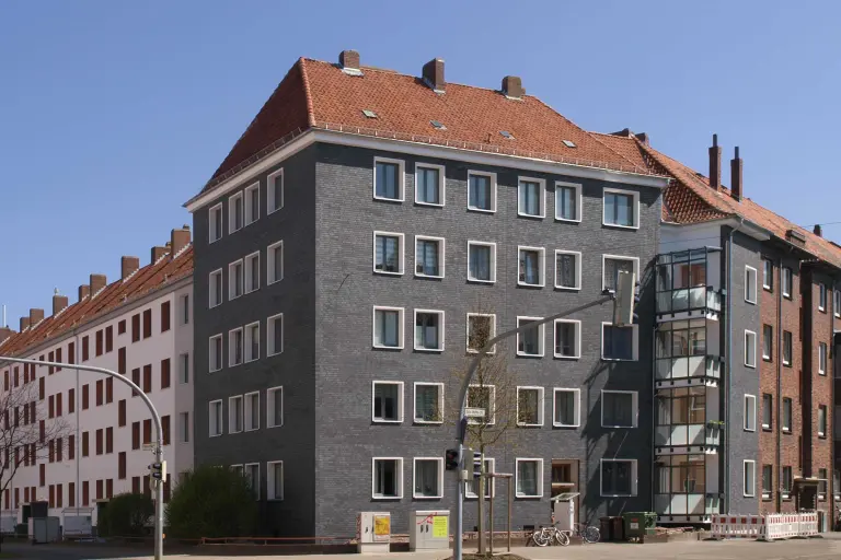 Außenaufnahme Mehrfamilienhäuser, im Vordergrund Gebäude mit grauer Klinkerfassade, bekleidet mit StoBrick Klinker