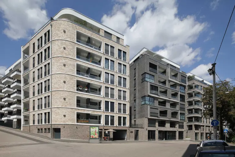 Außenaufnahme eines Stadtquartiers, beige gewölbte, gedämmte Klinkerfassade mit StoBrick Klinker