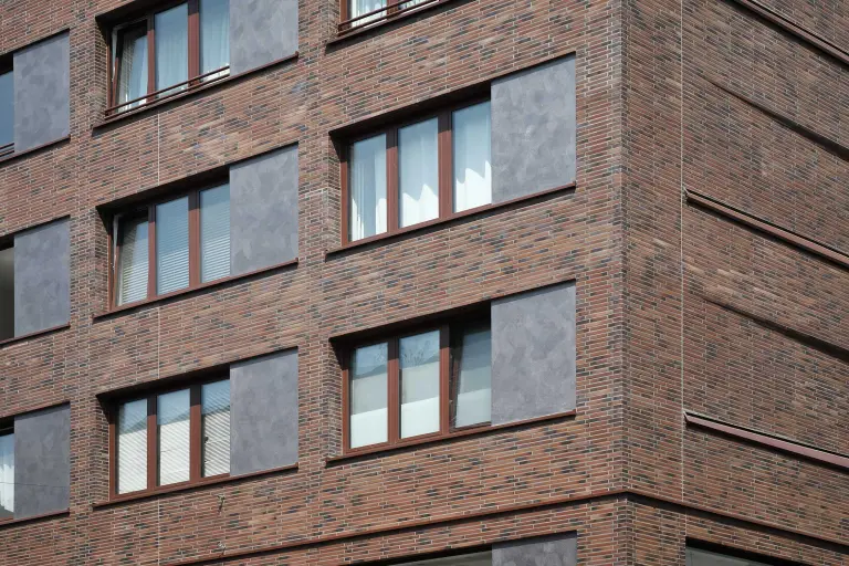 Außenaufnahme eines Wohngebäudes, bräunliche Fassade, gedämmt und mit StoBrick Klinker bekleidet