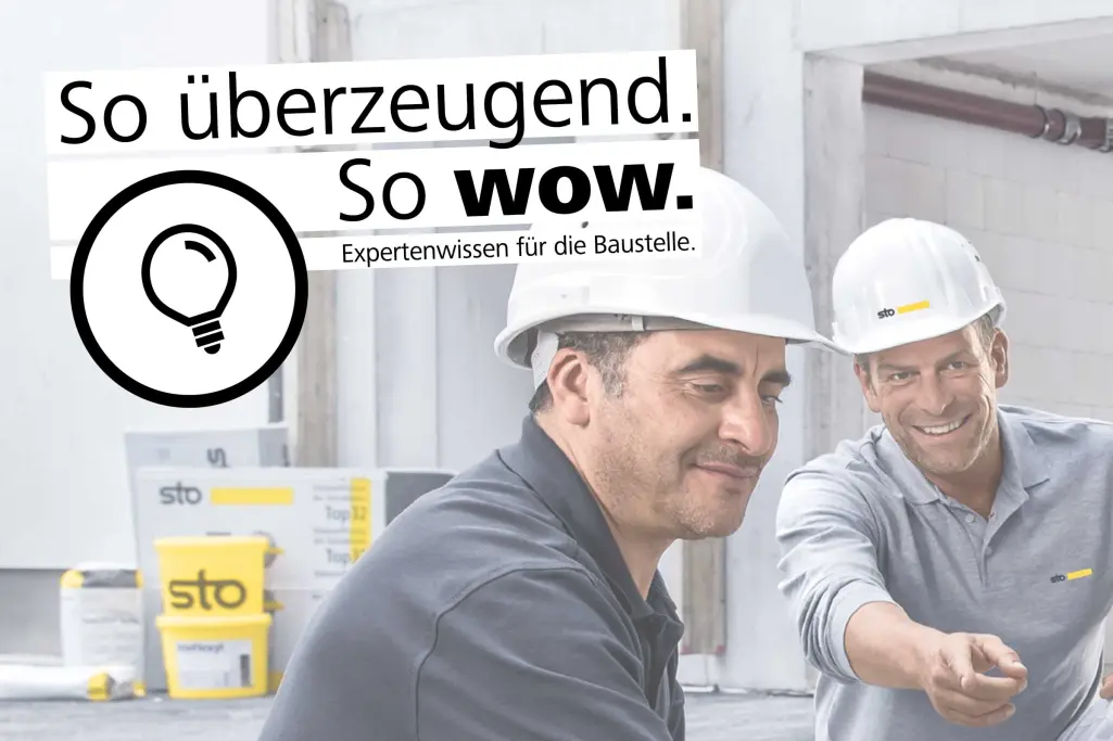 Sto-Verkaufsberater und Handwerker mit weißen Helmenauf der Baustelle, Text: So überzeugend. So wow.