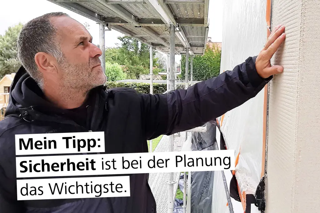 Fachhandwerker streicht über Putzfassade. Text im Bild: Verlängerung der Fassadensaison mit Sto. akl